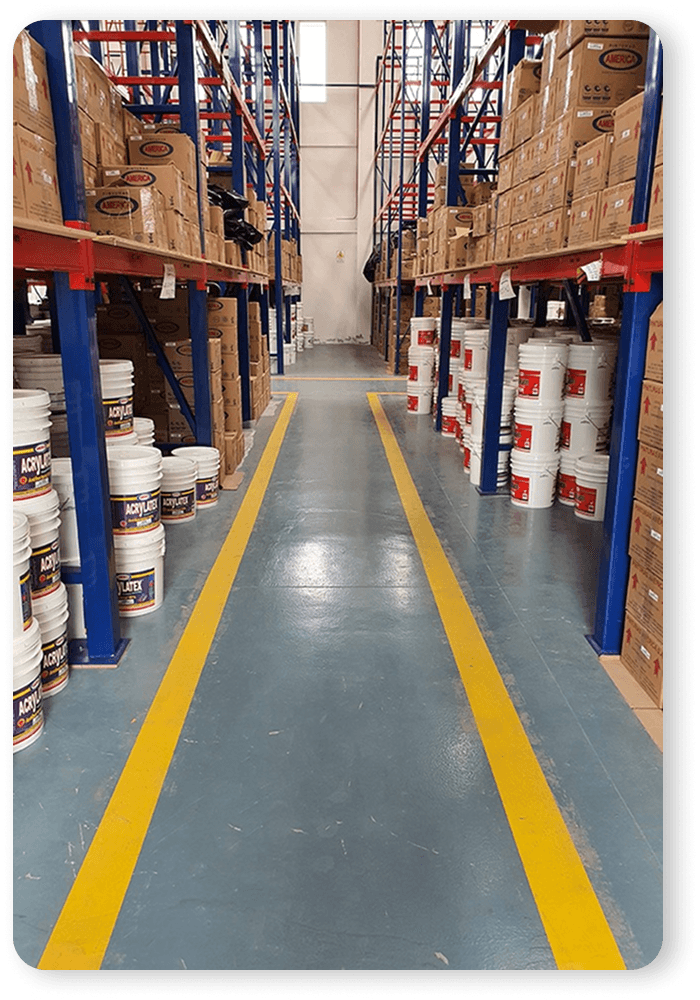 Interior de una bodega con estanterías y productos